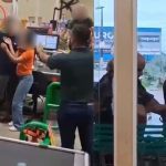 Homem é preso após ameaçar mulher com faca no supermercado Atacadão, em Manaus