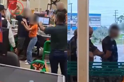 Homem é preso após ameaçar mulher com faca no supermercado Atacadão, em Manaus