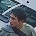 Polícia procura homem que invadiu e furtou loja de automóveis