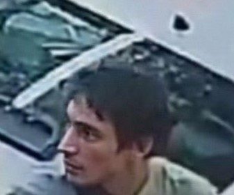 Polícia procura homem que invadiu e furtou loja de automóveis