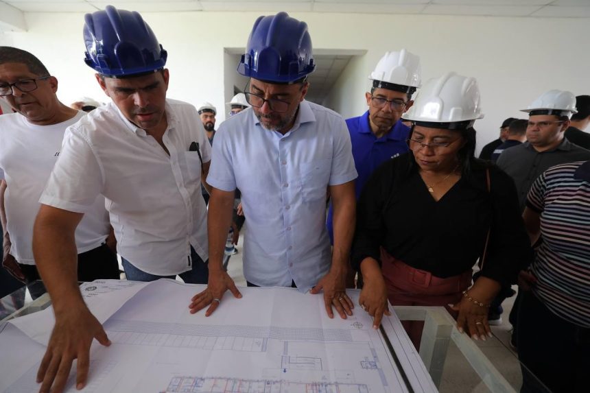 Wilson Lima visita obras do Hospital Antônio Maia Barbosa