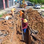 Rede de drenagem profunda recebe manutenção no bairro Planalto