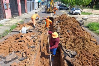 Rede de drenagem profunda recebe manutenção no bairro Planalto