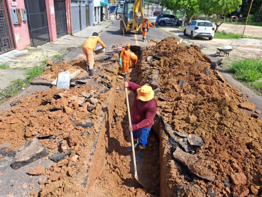 Rede de drenagem profunda recebe manutenção no bairro Planalto