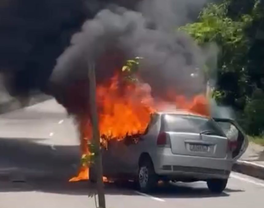 Carro fica completamente destruído após pegar fogo