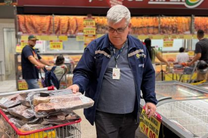 Supermercado é autuado por comercializar alimentos impróprios