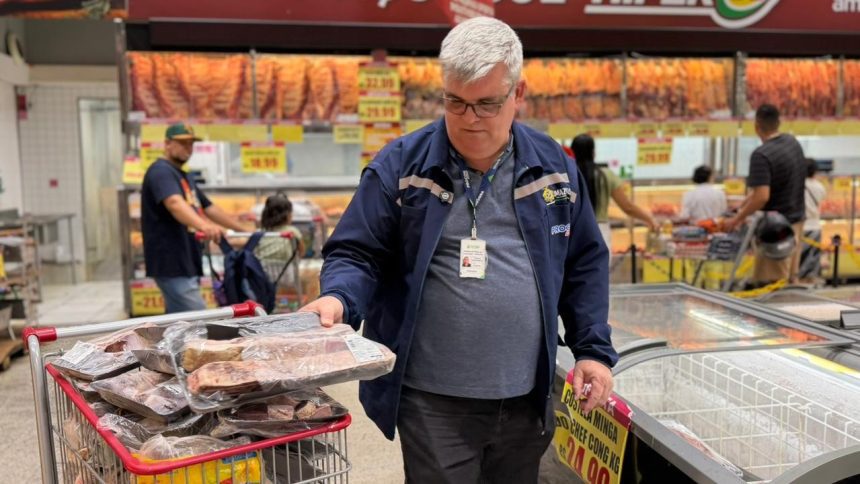 Supermercado é autuado por comercializar alimentos impróprios