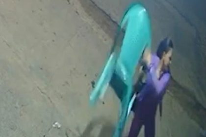 Após chutar gato, homem leva cadeirada de mulher