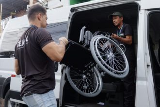 Programa tem distribuição de cadeiras de rodas gratuitas no AM