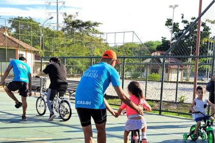Grupo oferece aulas gratuitas para aprender a andar de bicicleta
