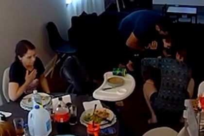Bebê engasga com carne e pai policial age rapidamente