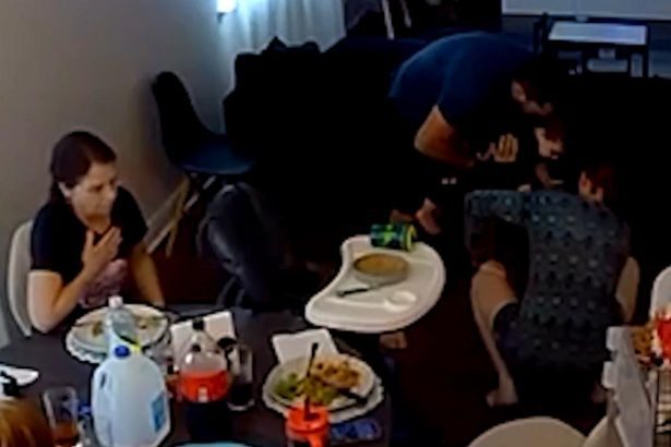 Bebê engasga com carne e pai policial age rapidamente