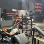 Mulher realiza elevação pélvica em academia alagada