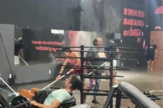 Mulher realiza elevação pélvica em academia alagada