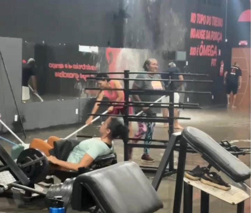 Mulher realiza elevação pélvica em academia alagada