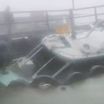 Lancha naufraga no porto da Ceasa durante temporal em Manaus