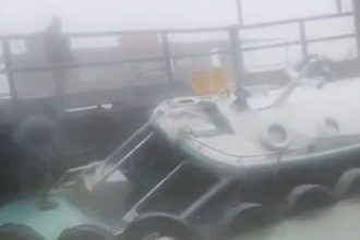 Lancha naufraga no porto da Ceasa durante temporal em Manaus