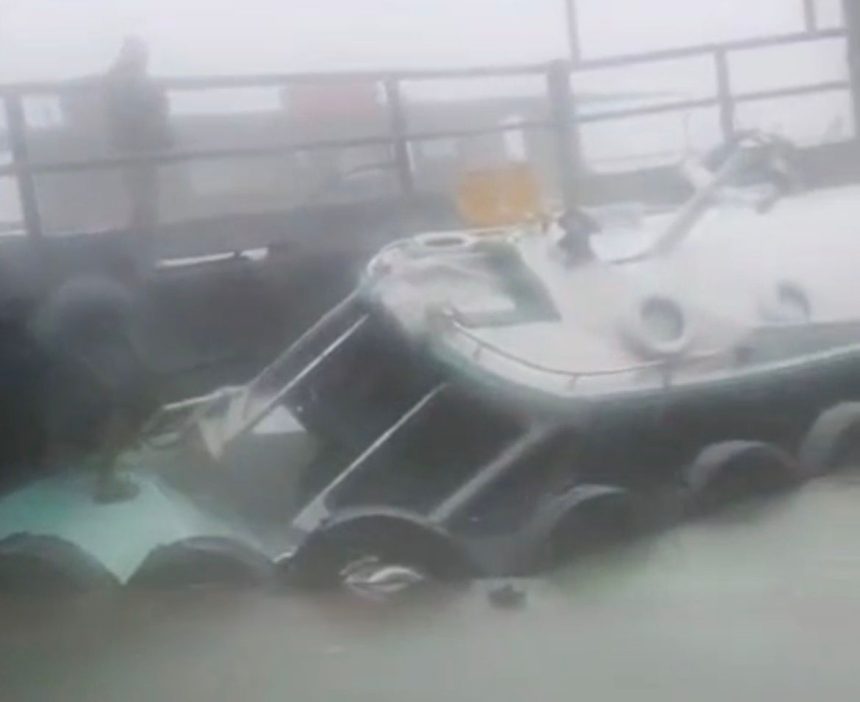 Lancha naufraga no porto da Ceasa durante temporal em Manaus