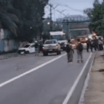 Carro atinge poste e trava trânsito na Constantino Nery, em Manaus