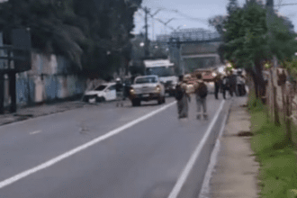 Carro atinge poste e trava trânsito na Constantino Nery, em Manaus