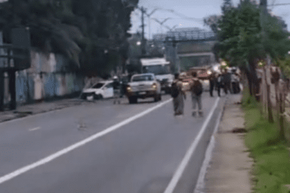 Carro atinge poste e trava trânsito na Constantino Nery, em Manaus