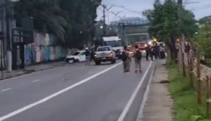 Carro atinge poste e trava trânsito na Constantino Nery, em Manaus