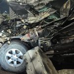 Ônibus e carro batem de frente e ficam destruídos na zona Sul de Manaus