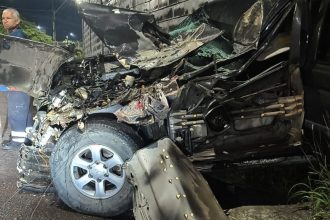 Ônibus e carro batem de frente e ficam destruídos na zona Sul de Manaus