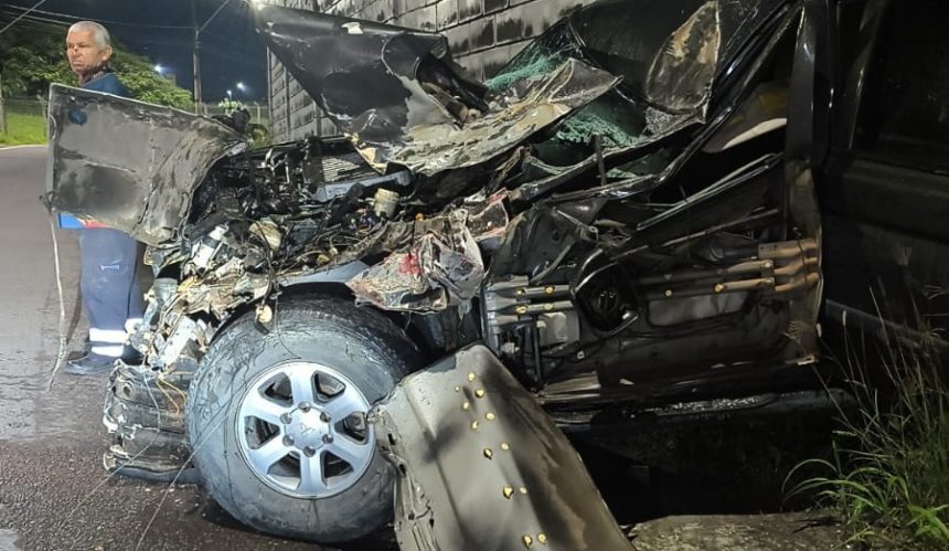 Ônibus e carro batem de frente e ficam destruídos na zona Sul de Manaus