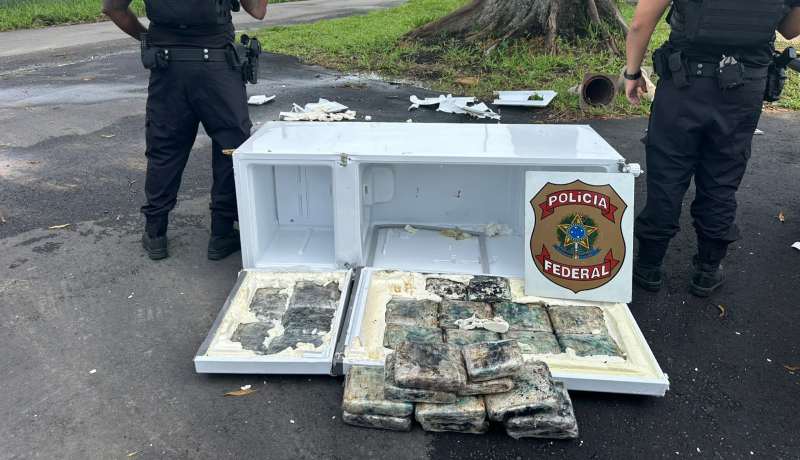 PF encontra 30 kg de drogas escondidas em geladeira durante ação em Manaus
