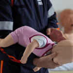 Engasgo em crianças: guia ensina pais e cuidadores