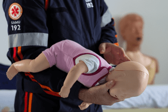 Engasgo em crianças: guia ensina pais e cuidadores