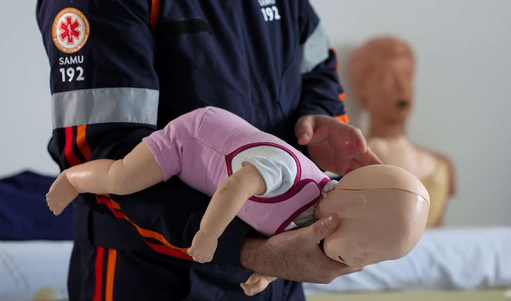 Engasgo em crianças: guia ensina pais e cuidadores