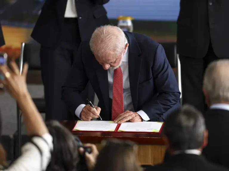 Lei autoriza pagamento retroativo para servidores públicos