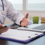 O que pacientes precisam levar em conta para escolher médicos?