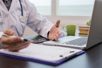 O que pacientes precisam levar em conta para escolher médicos?