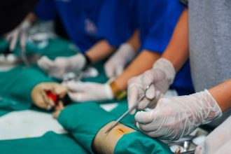 Curso gratuito de sutura abre vagas para enfermeiros de Tabatinga