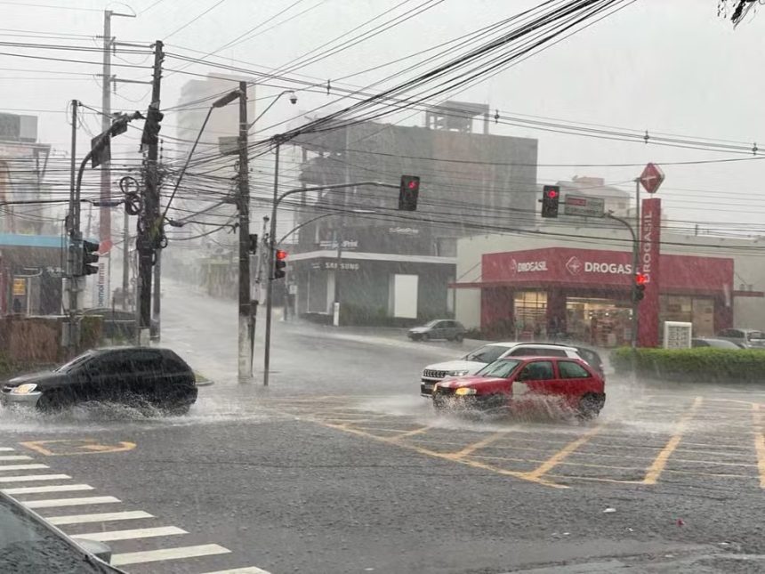 Amazonas terá domingo de muita chuva e ventos fortes