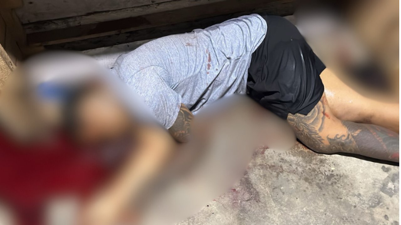 Imagem mostrando pessoas no chão, com manchas de sangue e tatuagens visíveis.