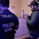 Policiais civis em ação, investigando em ambiente interno. Homens fardados e equipamentos.