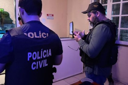 Policiais civis em ação, investigando em ambiente interno. Homens fardados e equipamentos.