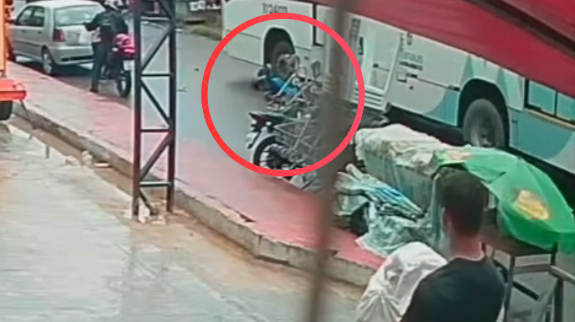 Câmeras registram ônibus passando por cima de motociclista na zona norte de Manaus