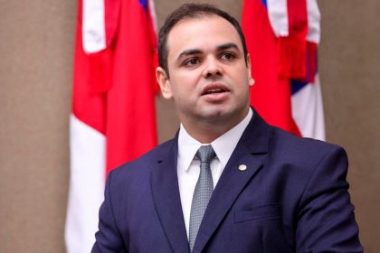 Justiça Eleitoral do AM aplica multa de R$ 5 mil a Roberto Cidade por propaganda irregular