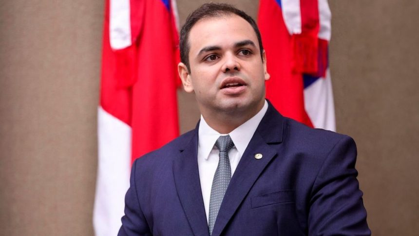 Justiça Eleitoral do AM aplica multa de R$ 5 mil a Roberto Cidade por propaganda irregular