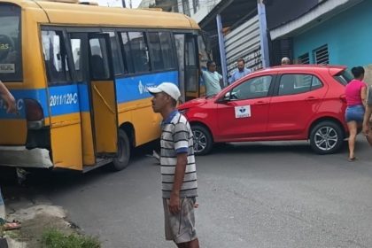 Amarelinho perde freio e atinge carro no bairro Alfredo Nascimento, em Manaus
