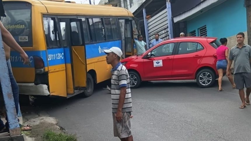 Amarelinho perde freio e atinge carro no bairro Alfredo Nascimento, em Manaus