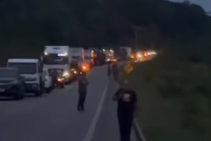 Moradores bloqueiam BR-174 após dois dias sem fornecimento de energia elétrica