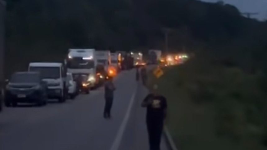 Moradores bloqueiam BR-174 após dois dias sem fornecimento de energia elétrica