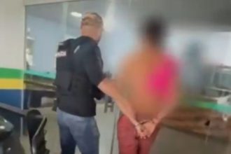 O homem é preso após atirar no rosto da ex-sogra em comunidade do Amazonas