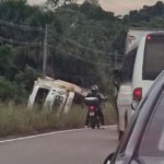 Caçamba tomba na AM-070 e provoca lentidão próximo a Iranduba